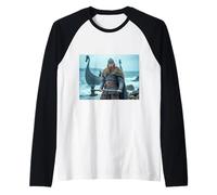 Un guerrier viking féroce saisit une hache sur la rive rocheuse orageuse Manche Raglan