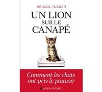 Un lion sur le canapé