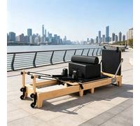 Un lit de Pilates Reformer complet, engageant plusieurs groupes musculaires des membres supérieurs et inférieurs et du tronc pour un entraînement complet du corps hautement efficace. white