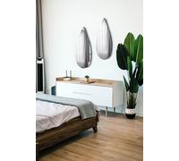 Un miroir en forme de goutte au design minimaliste avec une plaque anti-poussière noire à l'arrière