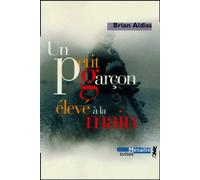 Un Petit Garçon Élevé À La Main