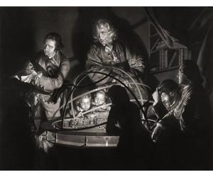 Un philosophe conférant sur l'orrery. D'après une impression de William Pether après une peinture de Joseph Wright de Derby. XVIIIe siècle. Pour citer Wikipedia Une orrery est un modèle mécanique du