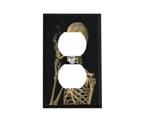 Un squelette avec plaque d'interrupteur à cigarette brûlante, couvercles de sortie duplex en acier inoxydable, plaque murale décorative moderne de taille standard