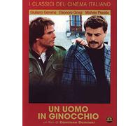 Un uomo in ginocchio