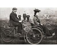 Un vélo combiné qui portait le passager devant et légèrement à gauche du cavalier pour lui permettre de voir la route. Le guidon a été remplacé par une roue et le moteur a été mis en avant. De The