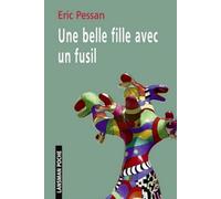 Une belle fille avec un fusil