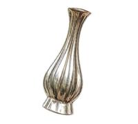 Une délicate broche en forme de vase floral fabriquée à partir d ' alliage ajoute de l ' élégance tenues
