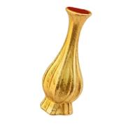 Une délicate broche en forme de vase floral fabriquée à partir d ' alliage ajoute de l ' élégance tenues