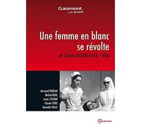 Une femme en blanc se révolte