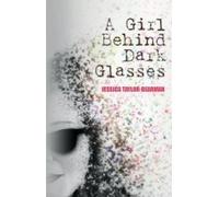Une fille derrière des lunettes noires