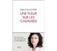 Une fleur sur les cadavres - Sur les traces des chasseurs de bourreaux Blachère Emilie (Auteur), Sylvie Santini (Directeur éditorial)