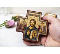 Une icône orthodoxe en forme de croix, avec Jésus-Christ Pantocrator au centre, avec des scènes d'autres icônes orthodoxes sur chaque bras de la croix.