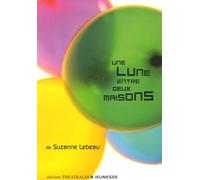 Une Lune entre deux maisons