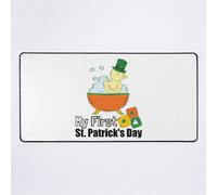 Une NOUVELLE célébration de la Saint-Patrick. Tapis de bureau mignon avec un canard en caoutchouc et un lutin qui prend un bain