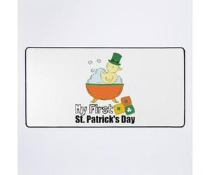 Une NOUVELLE célébration de la Saint-Patrick. Tapis de bureau mignon avec un canard en caoutchouc et un lutin qui prend un bain