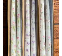 Une paire de bougies piliers de 25 cm de haut imprimées en soie avec des motifs de tulipes et de violettes, conviennent pour la décoration de la maison, des dîners et des mariages, ainsi que pour les