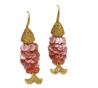 Une paire de longues boucles d'oreilles en forme de coquillages roses en forme de poisson en forme de fleuve vintage en métal vieilli avec pendentif en forme de crâne de poisson, vacances, banquet