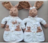 Une paire de sacs à pyjama en forme de lapin câlin