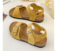 Une paire de sandales antidérapantes pour enfants, un des plus grands succès de l'été. Le dessus est fait de jaune, avec deux brides munies de boucles métalliques. Le design est simple et généreux. Le
