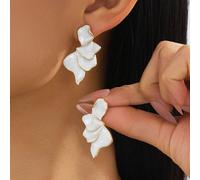 Une paire d'élégants et doux boucles d'oreilles pour femmes, style demi-fleur, avec texture blanche peinte à la main. Parfait pour porter en vacances, en rendez-vous ou dans la vie de tous les jours. 