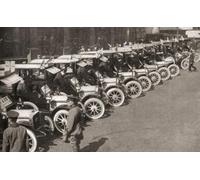 Une rangée de taxis attendant d'emmener les offiers de l'Automobile Association et des patrouilles à la ville blanche pour former le noyau d'un nouveau bataillon de cyclistes le Corps des cyclistes de