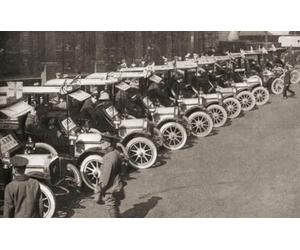 Une rangée de taxis attendant d'emmener les offiers de l'Automobile Association et des patrouilles à la ville blanche pour former le noyau d'un nouveau bataillon de cyclistes le Corps des cyclistes de