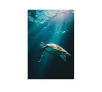 Une tortue de mer douce flottant en apesanteur à travers un fond aigue-marine profonde, palmes brossant des brises sous-marines invisibles. Décoration murale moderne à suspendre, 50 x 75 cm