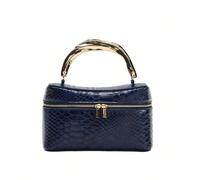 Une trousse de maquillage exquise avec un motif crocodile gaufré et une poignée dorée, convenant aux femmes. Cette trousse de maquillage présente un design élégant de peau de crocodile gaufrée. PetitP