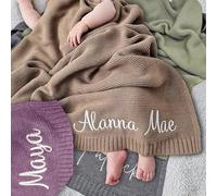 Uniqora Couverture personnalisée pour bébé avec prénom, 22 Couleurs, couvertures tricotée, couvertures pour Nouveau-né garçon ou Fille, Cadeaux personnalisés avec prénom