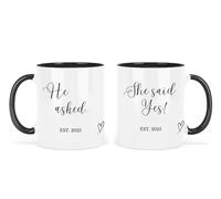 UNIQUEPGIFTS Lot de 2 tasses cadeau de fiançailles pour couple, avec inscription « He Asked She Said Yes Established 2025, Friends Engaged Keepsake, Congratulations Present », blanc avec poignée noire