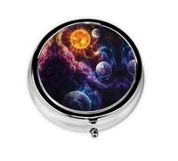 Univers spatial étoilé. Ce petit pilulier rond est un organisateur de médicaments de voyage portable avec trois compartiments pour stocker des médicaments quotidiens.