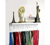 URBN BY MODERN HOME FINISHINGS Never Give UP Étagère Porte-médailles de Motivation Sportive 7,6 cm avec Crochets, Facile à Installer et Support Mural pour Ruban (Blanc)