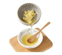 Ustensile de cuisine combine des fonctions de broyage de l'ail et de hachage des herbes dans un corps en résine avec cinq options de trous et un fond de bol (F)