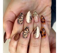 Œuvre de faux ongles avec motif écaille de tortue | Papillon pailleté, forme amande, finition prête à être photographiée pour les fêtes