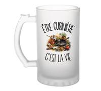 Verre à Bière Être cuisinière c'est la vie | Chope Givrée en Verre Trempé 470 ml à Anse Recto Verso | Apéro Bar Bistrot Match | Cadeau Métier de la Restauration Homme Anniversaire Fête des Pères
