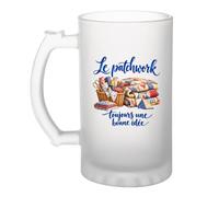 Verre à Bière Le patchwork, toujours une bonne idée | Chope Givrée en Verre Trempé 470 ml à Anse Recto Verso | Apéro Bar Bistrot Match | Cadeau Couturier Couturière Homme Anniversaire Fête des Pères