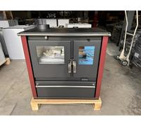 Verso Cs Plus Poêle à bois en acier inoxydable à gauche, avec une puissance de 7,7 kW, grand compartiment de cuisson et design en acier inoxydable robuste, panneaux latéraux bordeaux