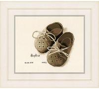 Vervaco Point De Croix Compté Kit DIY Cadeau Bebe Naissance Personnalisé PREMIÈRES CHAUSSURES Tableau Complet Kit De Broderie Loisir Créatif Maison Décoration ca. 19 x 18 cm Cross Stitch
