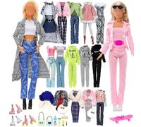 vêtements compatibles avec Barbie, 1 Sweat à Capuche 2 Manteaux à Carreaux 1 Manteau d'hiver 1 Pull 1 Combinaison 4 Hauts 4 Pantalons 1 Jupe 1 Chaussure 1 Patins 1 Planche à roulettes 9 maquillages