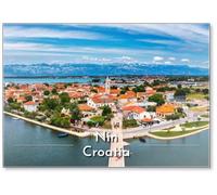 Ville historique de Nin Laguna Vue aérienne avec montagne Velebit, région de Dalmatie en Croatie, vue aérienne de la célèbre lagune de Nin et médiévale en Croatie, aimant de réfrigérateur