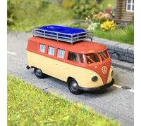 Volkswagen T1b camper, rouge et beige, chargé d'un canot gonflable, 1960 - Breki