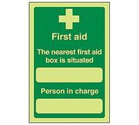 vsafety 31010 AG-G "The First Aid Box est situé près Panneau « First Aid Assemblée, Glow in the Dark, 1 mm en plastique, Portrait, 100 mm x 150 mm, vert