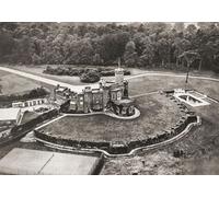 Vue aérienne du fort Belvedere Surrey Angleterre. La maison de campagne du roi Édouard VIII scène de son abdication de 1936. From The Coronation Souvenir Book publié 1937. Poster imprimé par Ken Welsh