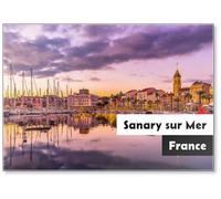Vue panoramique du petit port de Sanary Sur Mer dans le sud de la France après l'hiver Coucher de soleil coloré et illuminé par des lumières de Noël, aimant de réfrigérateur