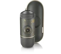 Wacaco Nanopresso Dark Souls Machine à expresso portable avec étui de voyage, haute puissance d'extraction de 18 bar, capacité d'eau de 80 ml, fonctionne avec adaptateur NS pour capsules, pour