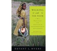 Walking with the Poor by Myers & Bryant Inconnu (Auteur)