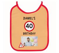 Wanapix | Bavoir Personnalisé pour Adulte | Design Amusant pour Anniversaire | Blanc avec Nom et Photo Personnalisables | Avec Cordons à Nouer autour du Cou | Bordure Rouge | Bavoir Drôle