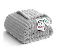 WAVVE Plaid Polaire Gris Clair 150x200 cm, Couverture en Flanelle Côtelée | Plaid Doux, Chaud, Moelleux et Respirant pour Canapé et Lit 2 Personnes