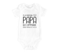 We Are Family - Body Humoristique pour Bébé, Motif A La Maison C'Est Papa Qui Commande 2 Waf - Manches Courtes - Cadeau Personnalisé - 100% Coton Peigné Ringspun - - Blanc