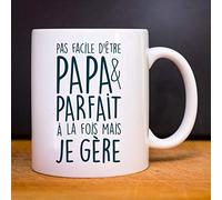 We Are Family, Mug Humoristique, Pas Facile d'Être Papa & Parfait À La Fois, Thème Pour papa, Idée Cadeau Original Humour, Idée cadeau Famille, Ami, Collègue, Anniversaire, en Céramique, 330 ml, Blanc
